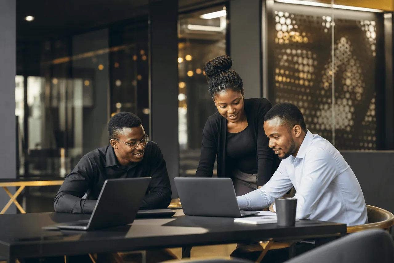 Équipe SwiftLink en réunion de travail